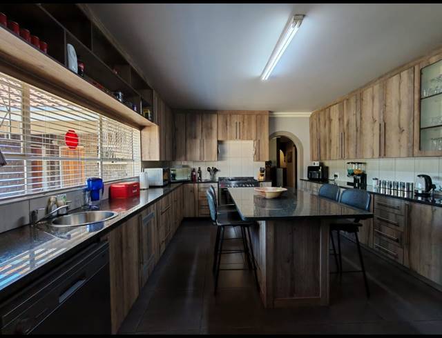 4 BEDROOM HOUSE FOR SALE IN THREE RIVERS EAST